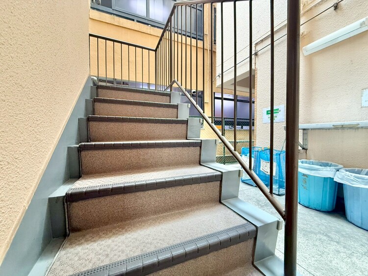 その他 共用部の階段です。明るく清潔に管理されています。