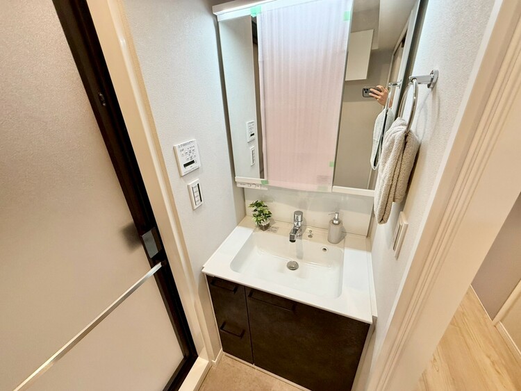 その他 清潔感を感じられる洗面化粧台。