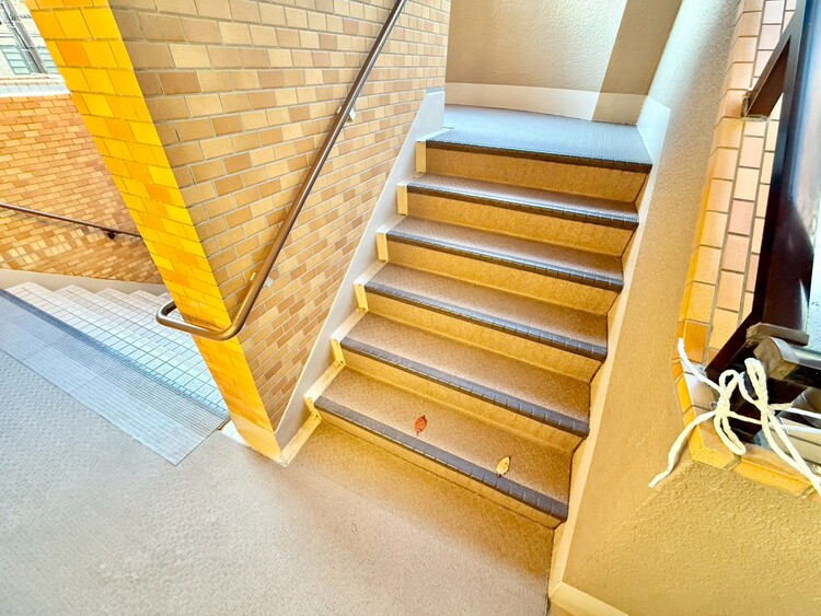 その他 共用部の階段です。明るく清潔に管理されています。