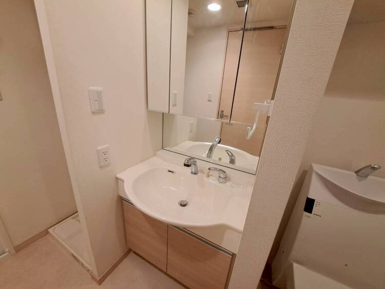 その他 清潔感を感じられる洗面化粧台。