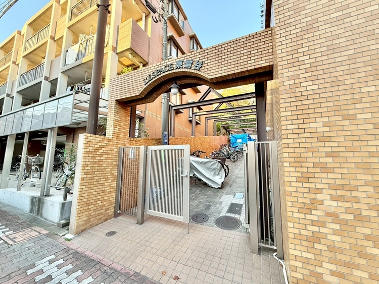 その他 上質感漂う玄関アプローチです。