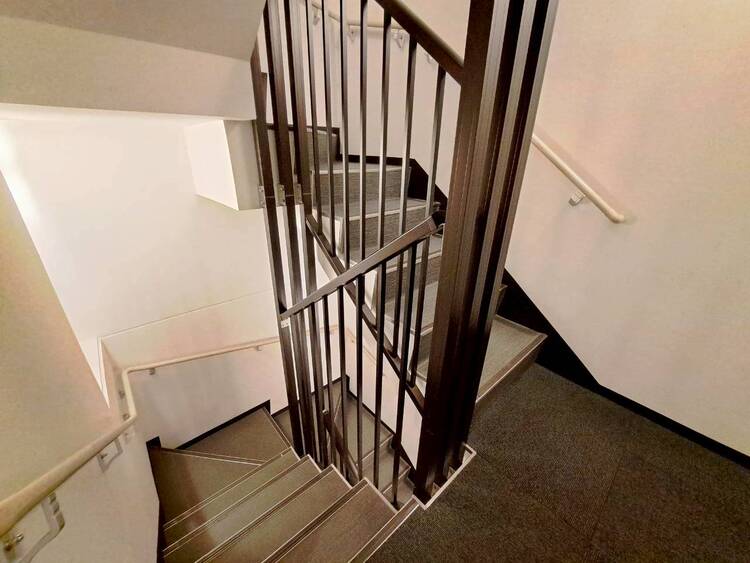 その他 共用部の階段です。明るく清潔に管理されています。