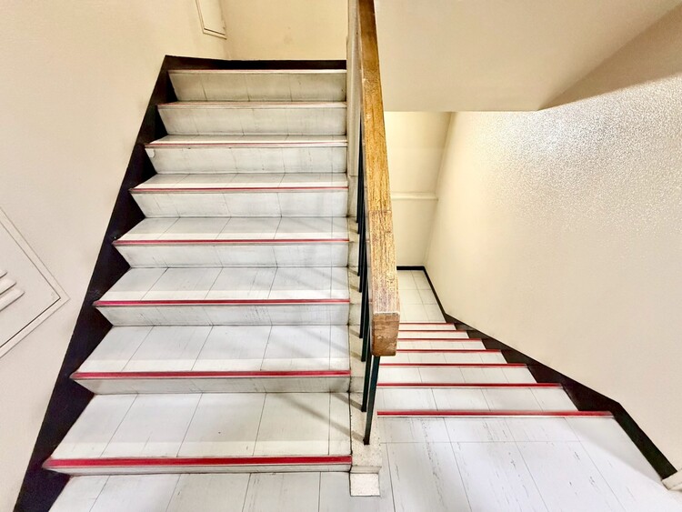 その他 共用部の階段です。明るく清潔に管理されています。