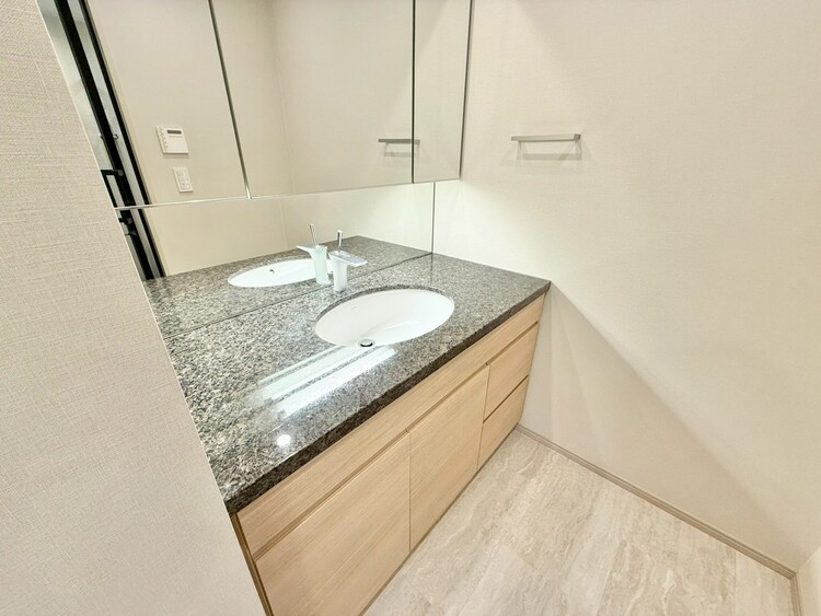 その他 清潔感を感じられる洗面化粧台。