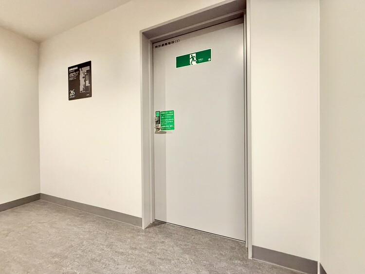 その他 共用部の階段です。明るく清潔に管理されています。