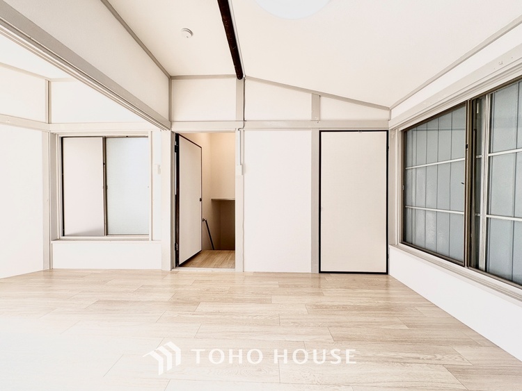 内装 【木漏れ日】の様な採光が優しく足元を照らし、心地いい暮らしの道しるべを写し出す。この空間で過ごす家族との語らいの時間がとても素敵で幸せを感じるかもしれない。