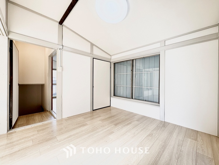 内装 【木漏れ日】の様な採光が優しく足元を照らし、心地いい暮らしの道しるべを写し出す。この空間で過ごす家族との語らいの時間がとても素敵で幸せを感じるかもしれない。