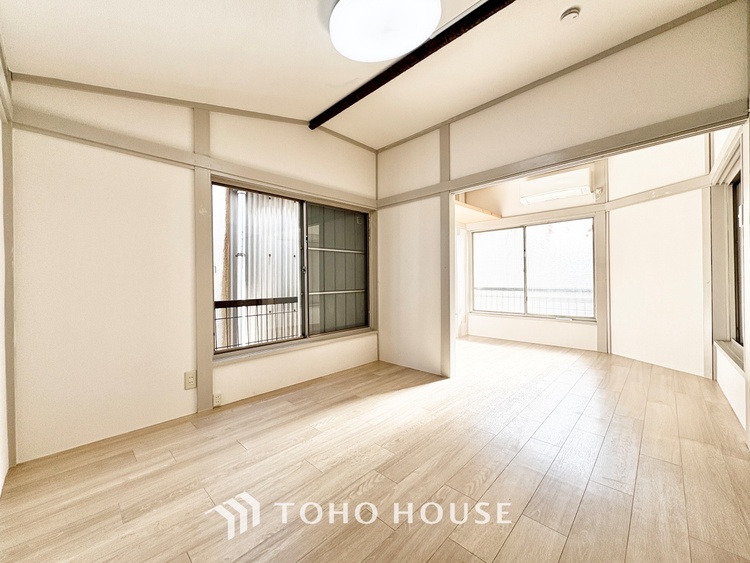 内装 【木漏れ日】の様な採光が優しく足元を照らし、心地いい暮らしの道しるべを写し出す。この空間で過ごす家族との語らいの時間がとても素敵で幸せを感じるかもしれない。