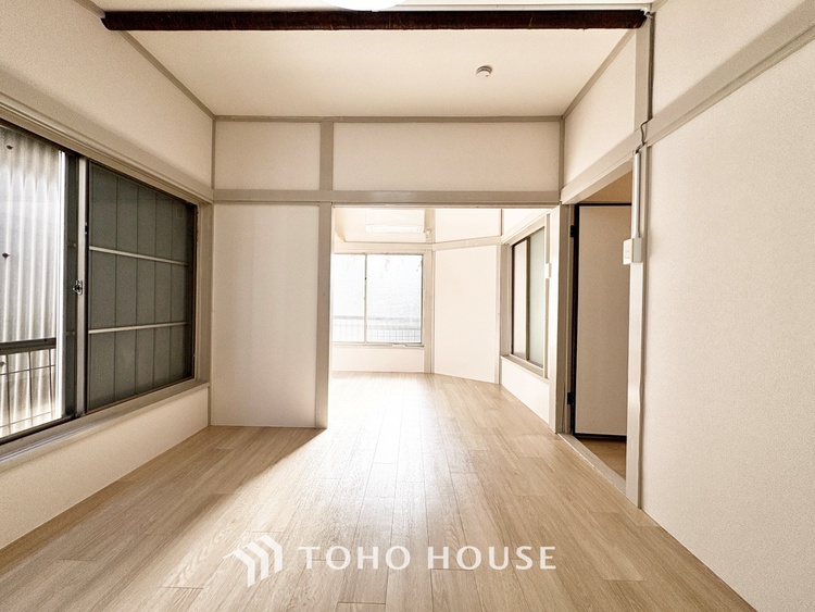 内装 【木漏れ日】の様な採光が優しく足元を照らし、心地いい暮らしの道しるべを写し出す。この空間で過ごす家族との語らいの時間がとても素敵で幸せを感じるかもしれない。