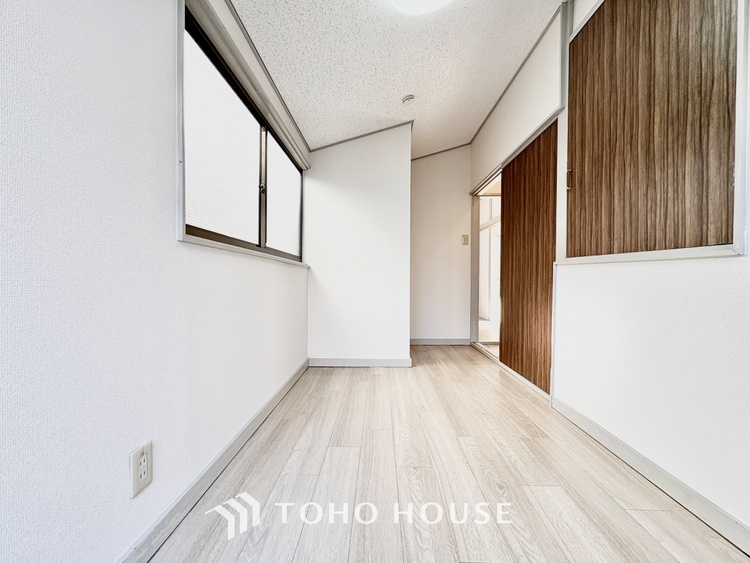 内装 【木漏れ日】の様な採光が優しく足元を照らし、心地いい暮らしの道しるべを写し出す。この空間で過ごす家族との語らいの時間がとても素敵で幸せを感じるかもしれない。