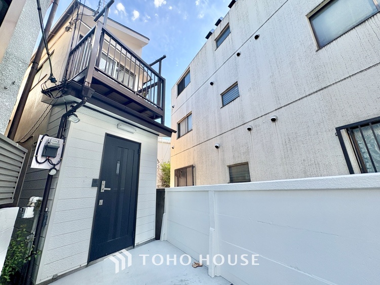 外観 窓を開けベランダに出ると当所なく広がる街と空のスクリーン。風が凪ぎ一時停止する目の前の画面の中、僕は一体何を考えていたのだろう。牧歌な街並みが僕を穏やかにさせてくれる。