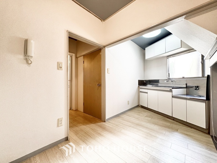 キッチン 野川のせせらぎ、小鳥のさえずり。息をふと止めてゆっくりと瞼を閉じると、映る世界は水面の波紋。静寂な中、優しく揺れる様はまるで僕の心の中を映しているようだ。