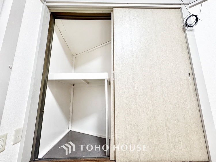 収納 ◆瞬間のはじまり◆君の瞳と重なり合った。その瞬間からときめく世界が始まった。いつから始まったのかなんてどうでもいい。この世で君に出会えた事、それが僕にとって大切なんだと。。