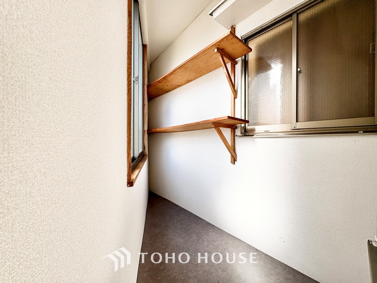 収納 ◆隠された美しさ◆流麗な音楽が流れているような繊細でいながら整然かつ堅牢なこの空間。この空間は確かに美しい。しかし、そこには美しさ以上のものが隠されている。