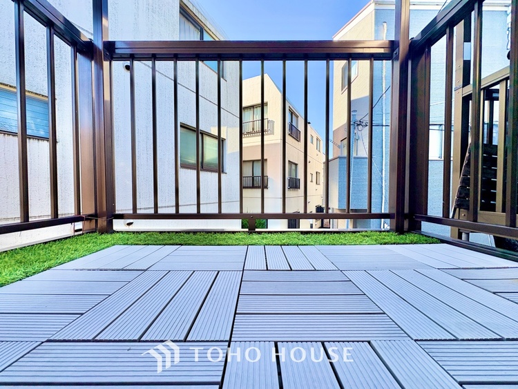 バルコニー ◆瞬間のはじまり◆君の瞳と重なり合った。その瞬間からときめく世界が始まった。いつから始まったのかなんてどうでもいい。この世で君に出会えた事、それが僕にとって大切なんだと。。