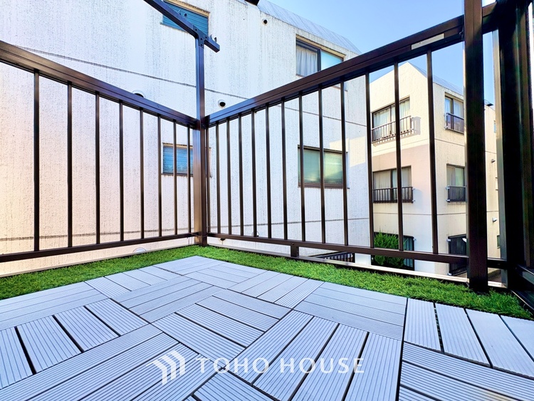 バルコニー ◆時を忘れる場所◆ここにはみんなが集い、食事と楽しい会話が始まる。話に夢中になりすぎて、ついつい時を忘れ夜半過ぎになってしまう。そんな束の間の幸せを感じさせてくれる場所でありたい。