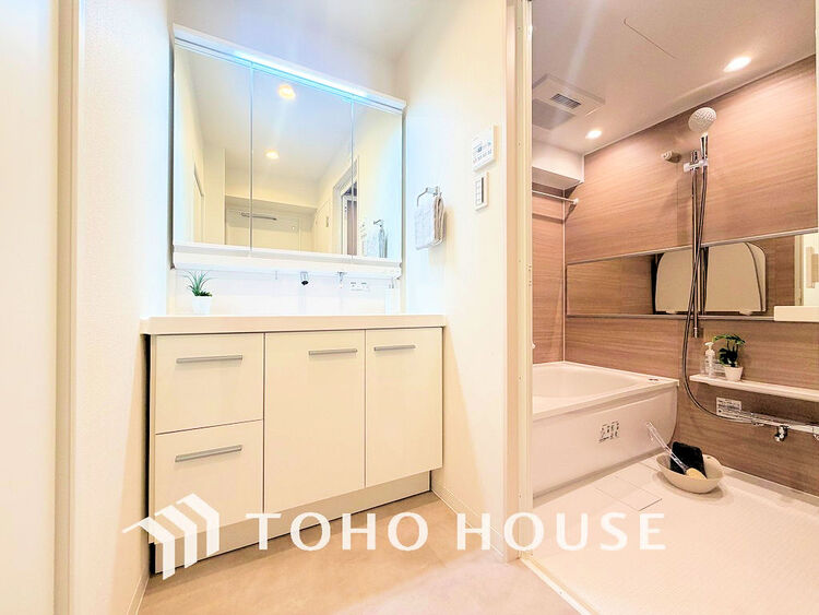 洗面 白を基調とした清潔感のある洗面室で朝の身支度を