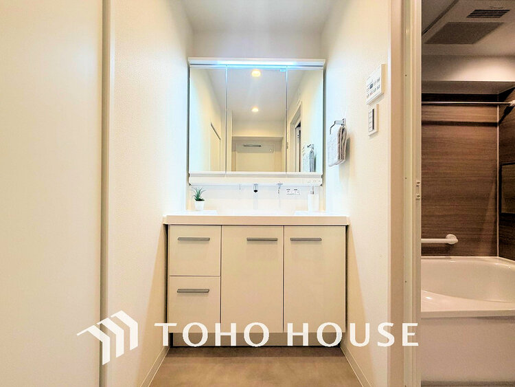 洗面 落ち着きのある色合いでまとめられた洗面室