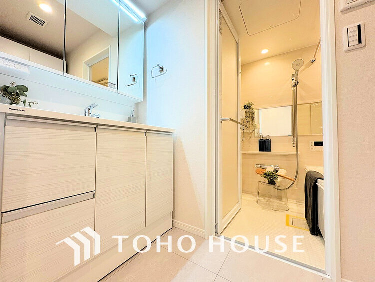 洗面 白を基調とした清潔感のある洗面室で朝の身支度を