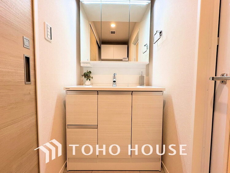 洗面 落ち着きのある色合いでまとめられた洗面室