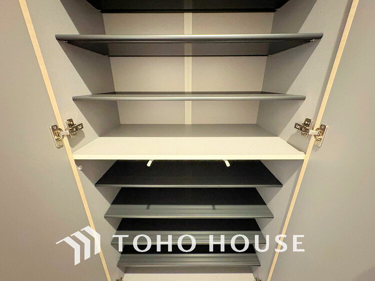 玄関 天井まである玄関収納はご家族分の履物も余裕で収納可能