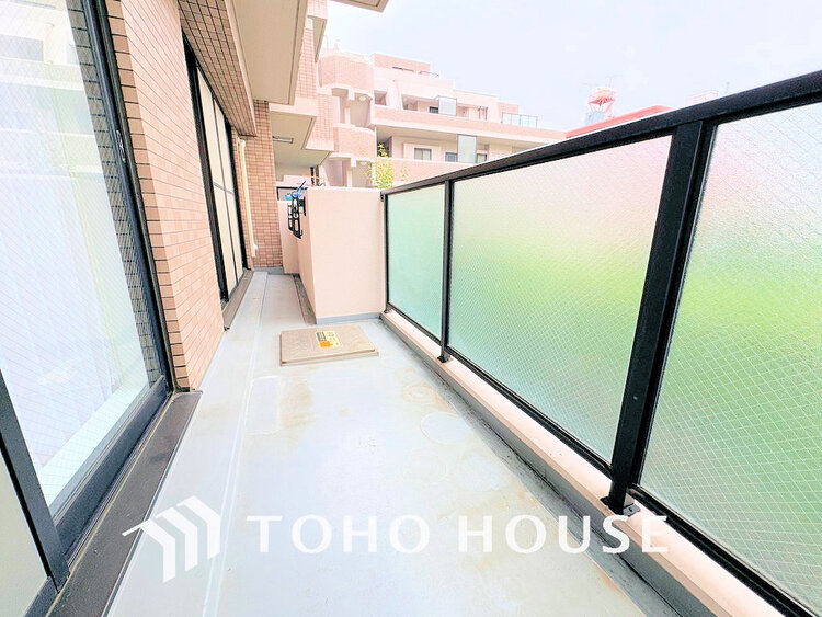 バルコニー 日当たりの良いバルコニーで晴れの日の洗濯物も楽しみになりますね