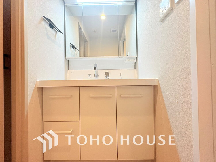 洗面 白を基調とした清潔感のある洗面室で朝の身支度を