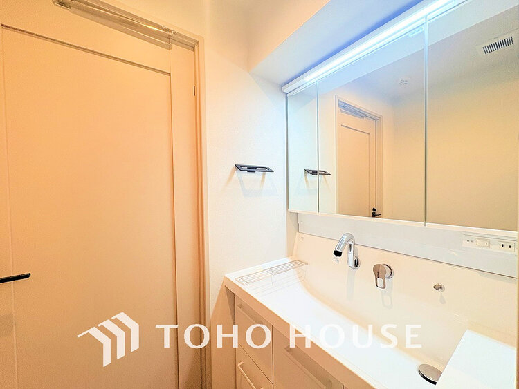 洗面 落ち着きのある色合いでまとめられた洗面室