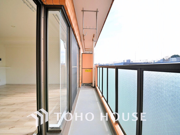 バルコニー 日当たりの良いバルコニーで晴れの日の洗濯物も楽しみになりますね