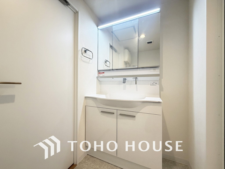 洗面 新規設置の洗面化粧台。収納豊富で使い勝手の良い3面鏡です