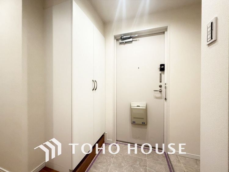 玄関 飾り過ぎないシンプルな内装の玄関