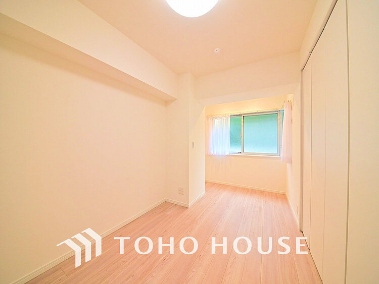 内装 採光もある洋室は、くつろぎのひと時を過ごすのにぴったり