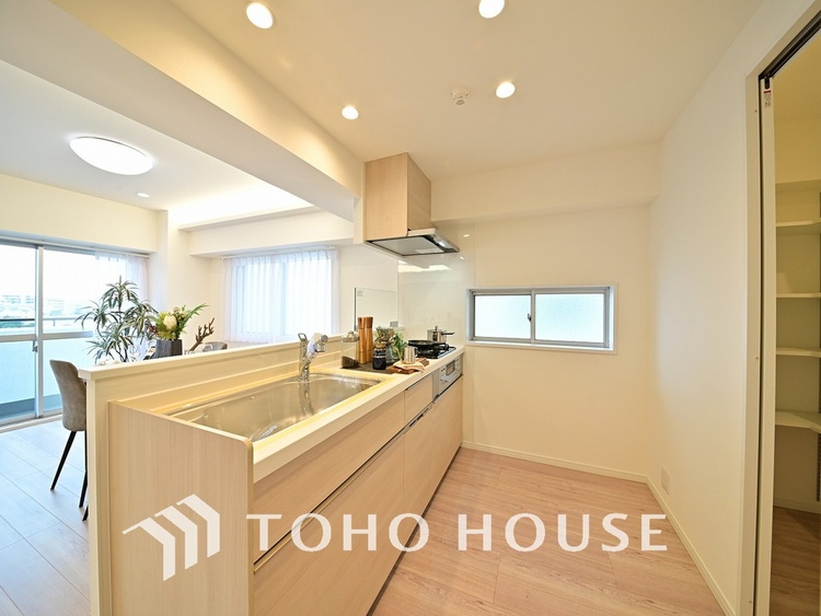 キッチン 落ち着きのあるカラーで統一された清潔感と気品が溢れるキッチン