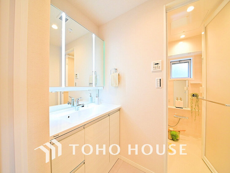 洗面 白を基調とした清潔感のある洗面室で朝の身支度を