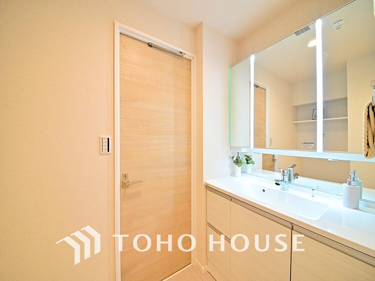 洗面 落ち着きのある色合いでまとめられた洗面室