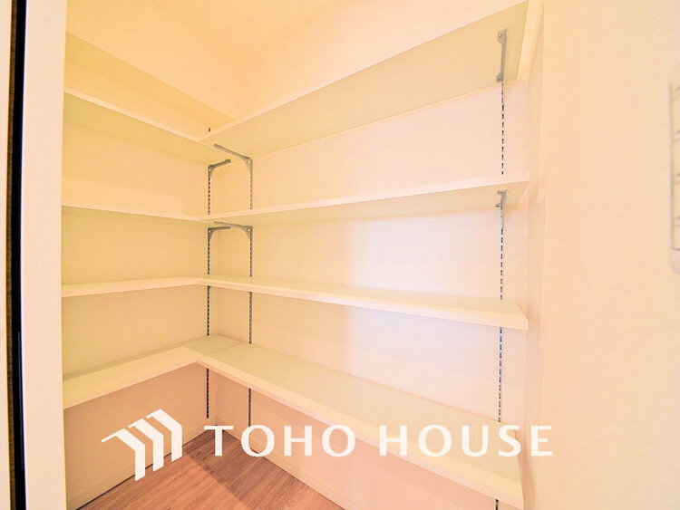 収納 キッチンには便利なパントリー付き、片付けにくいキッチン周りも安心