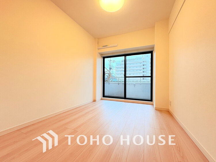 内装 採光もある洋室は、くつろぎのひと時を過ごすのにぴったり