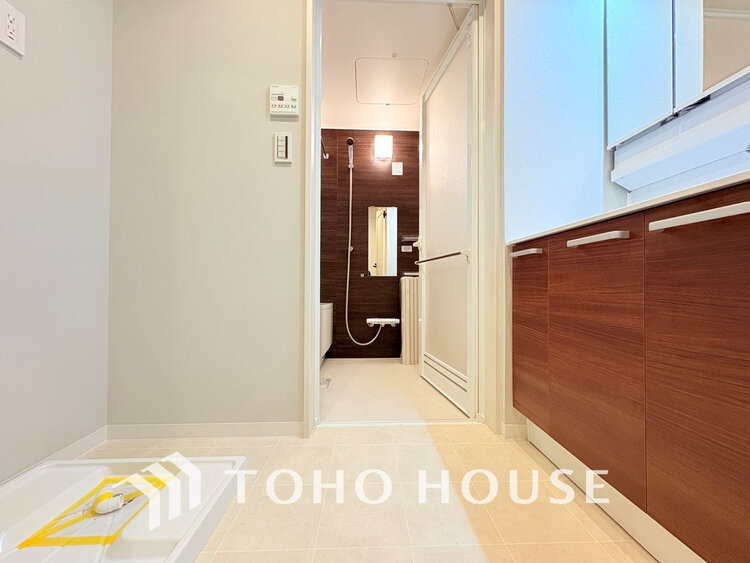 洗面 白を基調とした清潔感のある洗面室で朝の身支度を