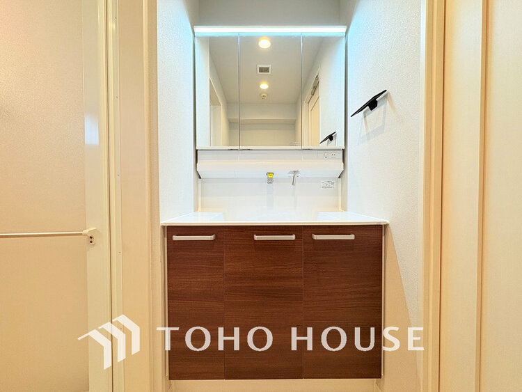 洗面 落ち着きのある色合いでまとめられた洗面室