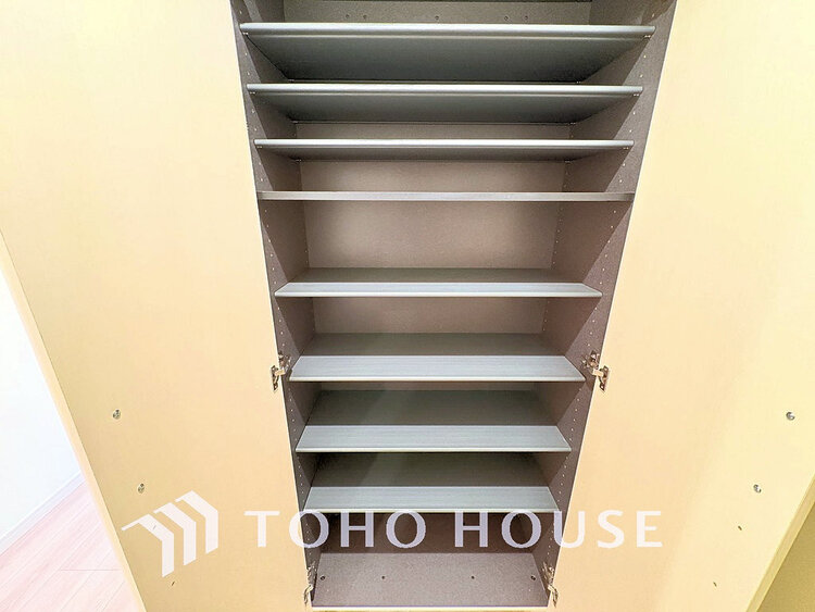 玄関 天井まである玄関収納はご家族分の履物も余裕で収納可能