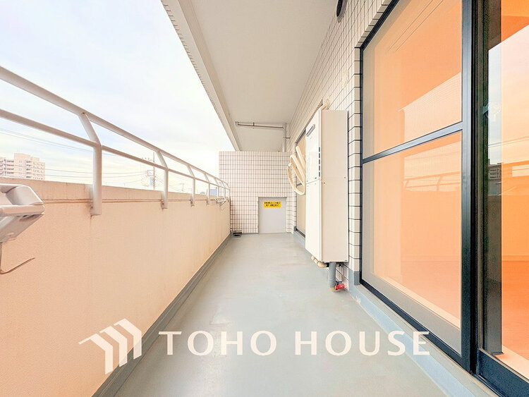 バルコニー 日当たりの良いバルコニーで晴れの日の洗濯物も楽しみになりますね