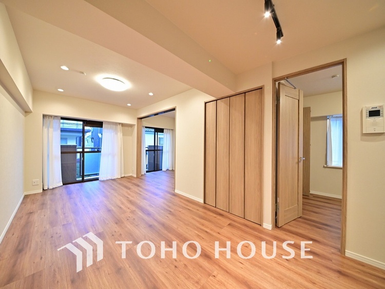 内装 広がりのある住空間、家族が集まるリビング・ダイニング