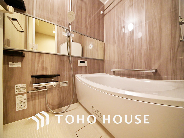 風呂 一日の疲れを癒すバスルームは、心地よいリラックスを叶える清潔感溢れる空間