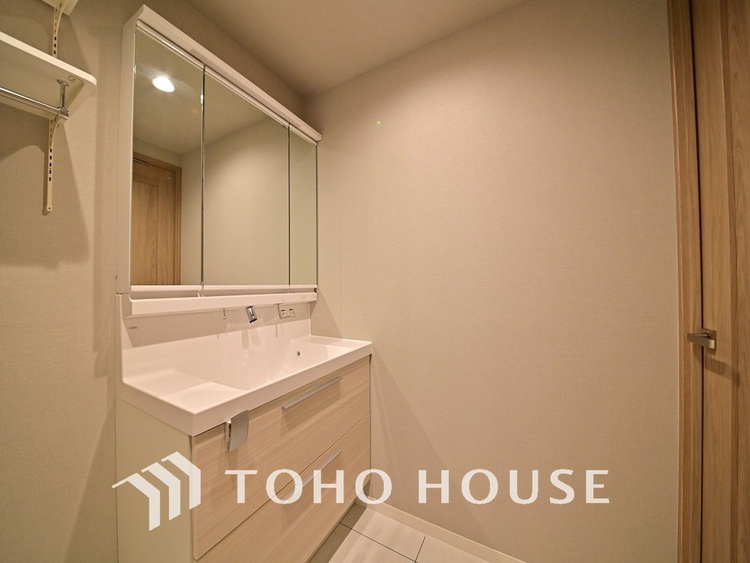 洗面 新規設置の洗面化粧台。収納豊富で使い勝手の良い3面鏡です