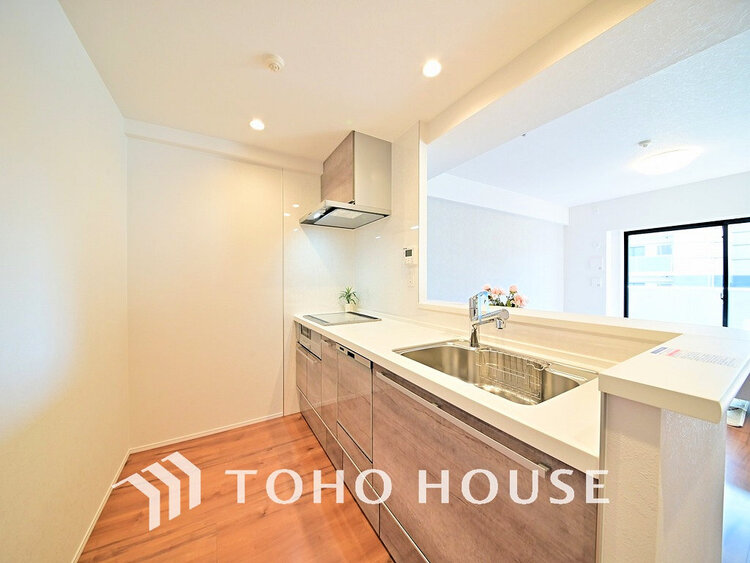 キッチン 落ち着きのあるカラーで統一された清潔感と気品が溢れるキッチン