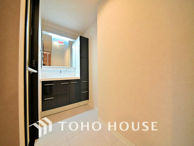 洗面 白を基調とした清潔感のある洗面室で朝の身支度を