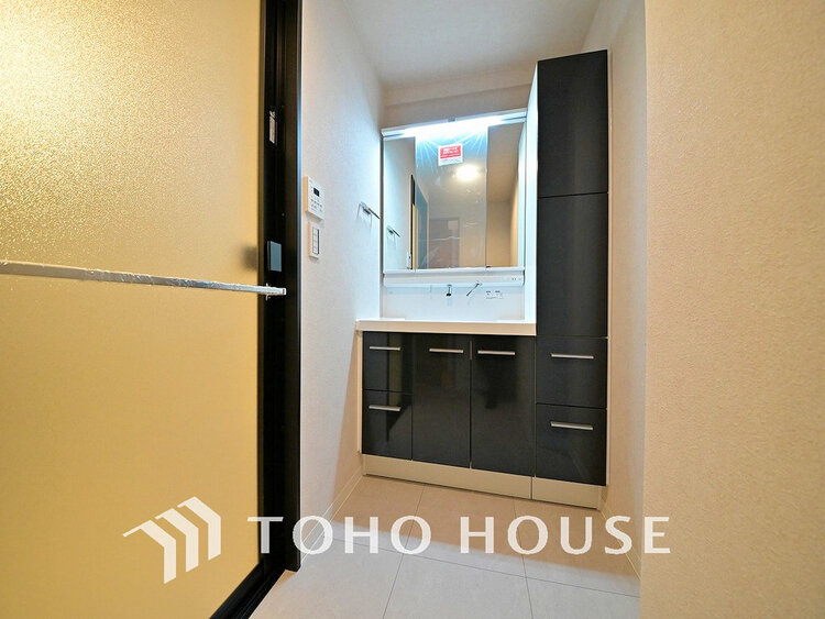 洗面 落ち着きのある色合いでまとめられた洗面室