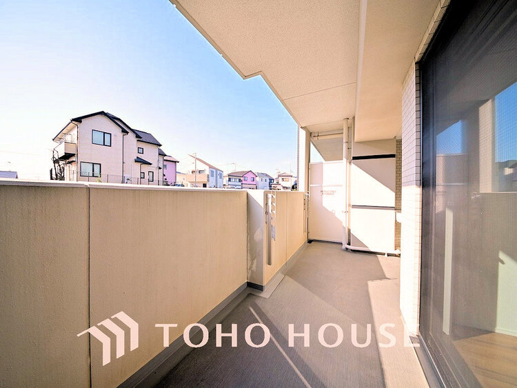 バルコニー 日当たりの良いバルコニーで晴れの日の洗濯物も楽しみになりますね