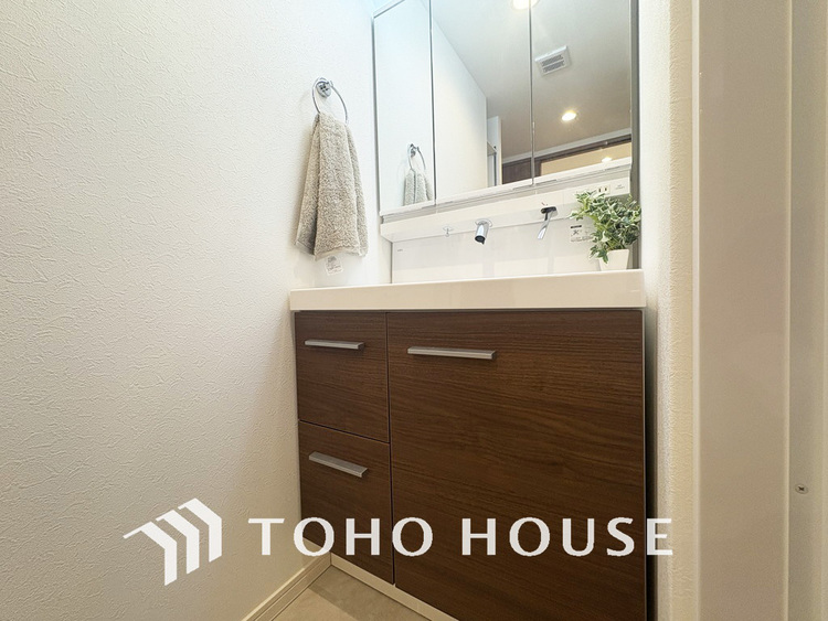 洗面 新規設置の洗面化粧台。収納豊富で使い勝手の良い3面鏡です