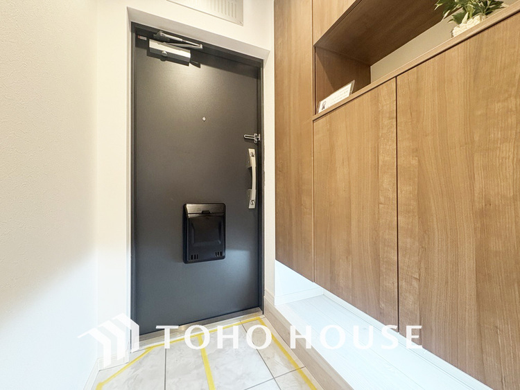 玄関 飾り過ぎないシンプルな内装の玄関